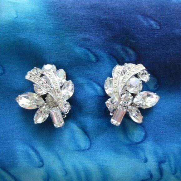 Weiss Vintage Austrian Rhinestone Clip Earrings - Picture 3 of 9